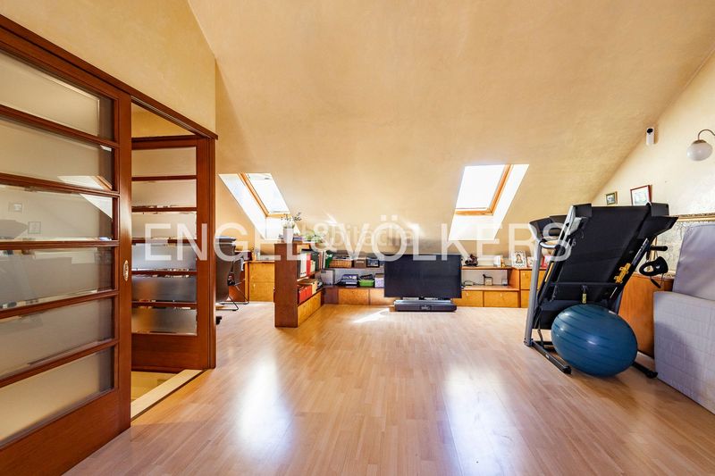 Foto 300d941d-4d03-4f79-a655-3a6177de585d. Casa adossada amb calefacció aparcament piscina a Esplugues de Llobregat