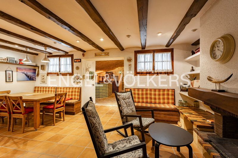 Foto 44aca299-0066-4177-84eb-e1d4c754f8db. Casa adossada amb calefacció aparcament piscina a Esplugues de Llobregat