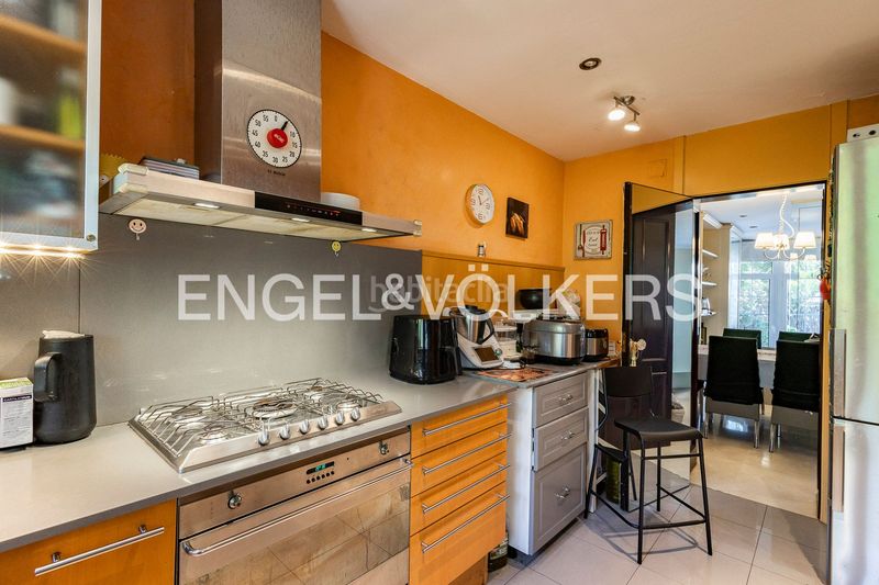 Foto 4589a4fb-5f0e-4780-80fe-9a3184df2a20. Casa adossada amb calefacció aparcament piscina a Esplugues de Llobregat