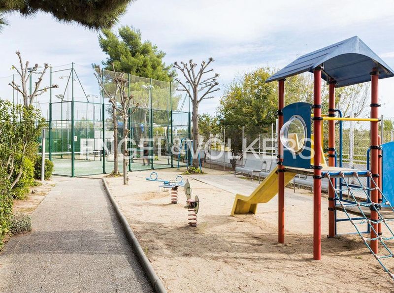 Foto 58354543-27e3-484a-aab1-8cedd33a5c29. Casa adossada amb calefacció aparcament piscina a Esplugues de Llobregat