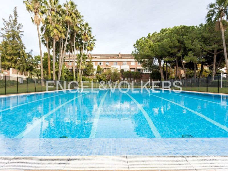 Foto 9c82e0ec-8277-4da0-9ec6-890654a75379. Casa adossada amb calefacció aparcament piscina a Esplugues de Llobregat