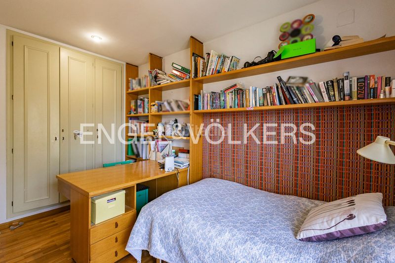 Foto a2bb1228-2b25-4837-abb1-fd0648d5bb45. Casa adossada amb calefacció aparcament piscina a Esplugues de Llobregat