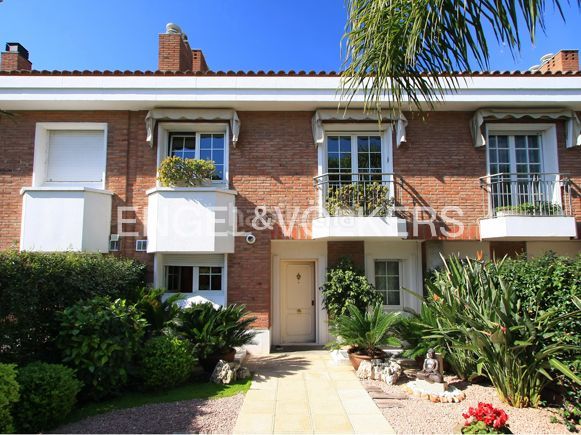 Foto ab29266d-ead8-476b-a989-4cd11d0c229e. Casa adossada amb calefacció aparcament piscina a Esplugues de Llobregat