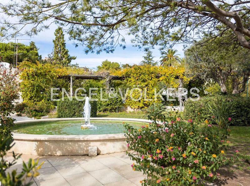 Foto aed3c1de-4cf9-4dd8-82ab-70b93286bad0. Casa adossada amb calefacció aparcament piscina a Esplugues de Llobregat