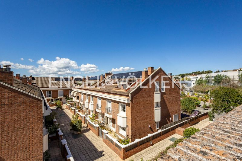 Foto dad434b4-f97e-4dfa-81e3-14706cefba5a. Casa adossada amb calefacció aparcament piscina a Esplugues de Llobregat