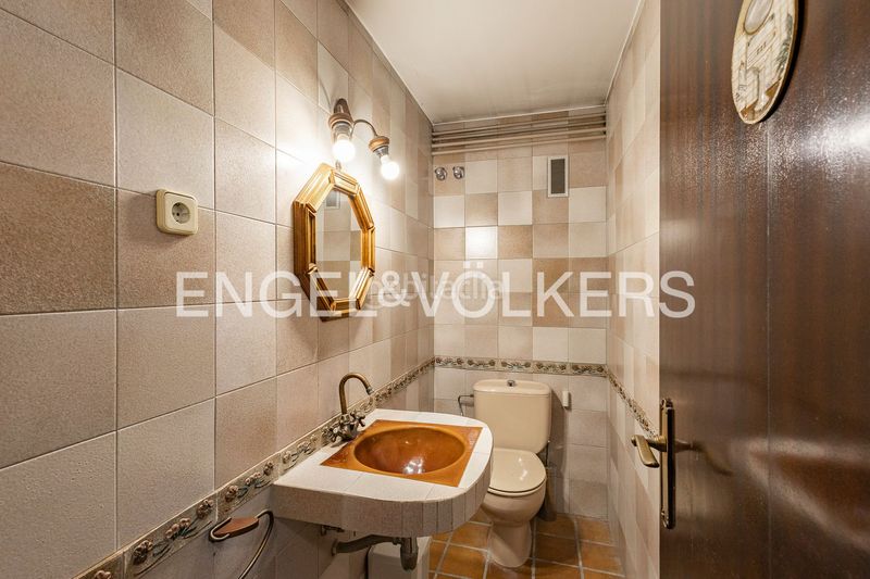 Foto fdc190dd-ab6d-4811-ab26-fb96a5b26930. Casa adossada amb calefacció aparcament piscina a Esplugues de Llobregat