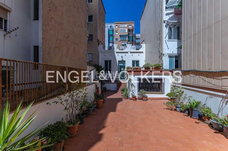 Foto 628d6008-eb01-46c3-b5d4-b198c12347d5. Casa amb calefacció aparcament a Baix Guinardó Barcelona