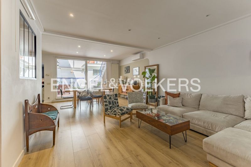 Foto 772287b4-3ed4-450b-8029-3cb85bc9612d. Casa amb calefacció aparcament a Baix Guinardó Barcelona