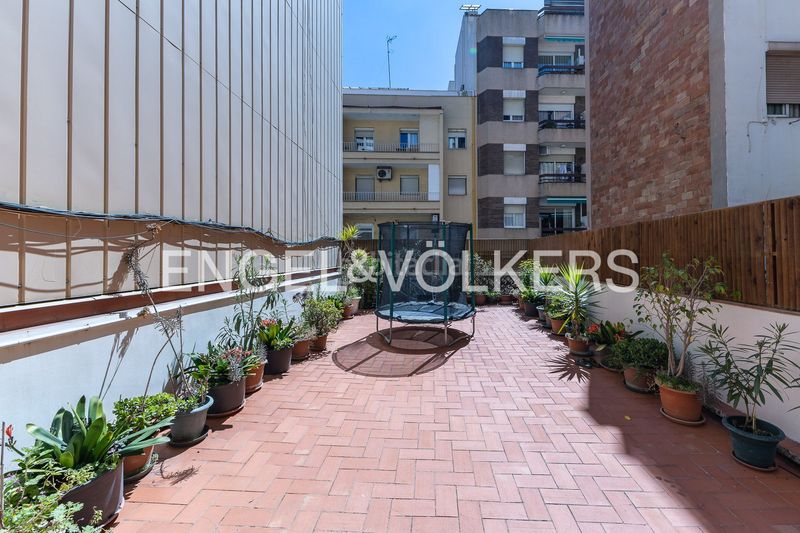 Foto 8be14d80-40c2-48ee-adf5-d5cfe4103877. Casa amb calefacció aparcament a Baix Guinardó Barcelona