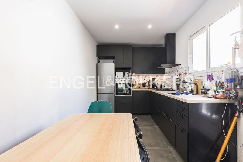 Foto ade238c0-06fa-42d5-afe6-db178d1c0c3e. Casa amb calefacció aparcament a Baix Guinardó Barcelona