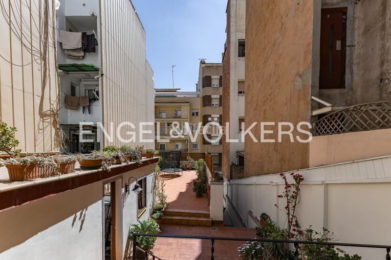 Foto d27849b0-625d-4493-a9e0-01e62145d989. Casa amb calefacció aparcament a Baix Guinardó Barcelona