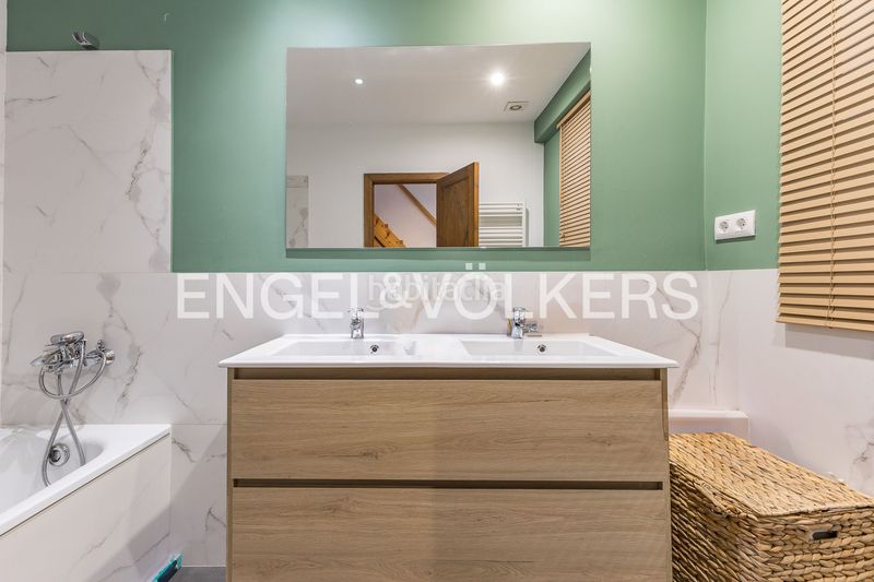 Foto d663ee57-3016-44e6-8c1c-312f9f85668c. Casa amb calefacció aparcament a Baix Guinardó Barcelona