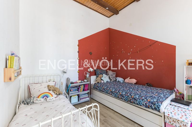 Foto f3cc2dc0-8e18-46b1-aa0e-fad7459a1a96. Casa amb calefacció aparcament a Baix Guinardó Barcelona