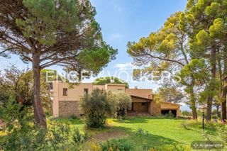 Haus in Ametlla del Vallès (L´). Icónica vivienda en las faldas de puiggraciós