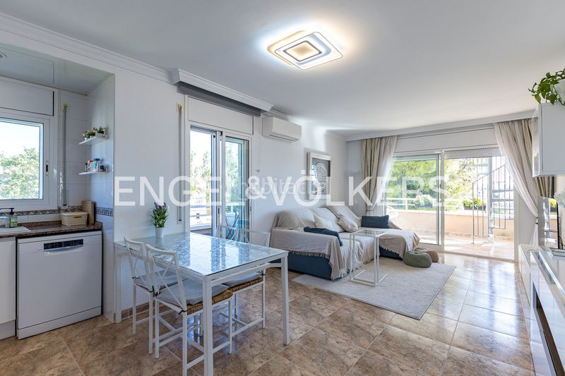 Foto bedcb7fb-b16b-469a-8f5a-0dd9e1dbd57c. Àtic amb calefacció aparcament piscina a Coma-ruga platja Coma-ruga