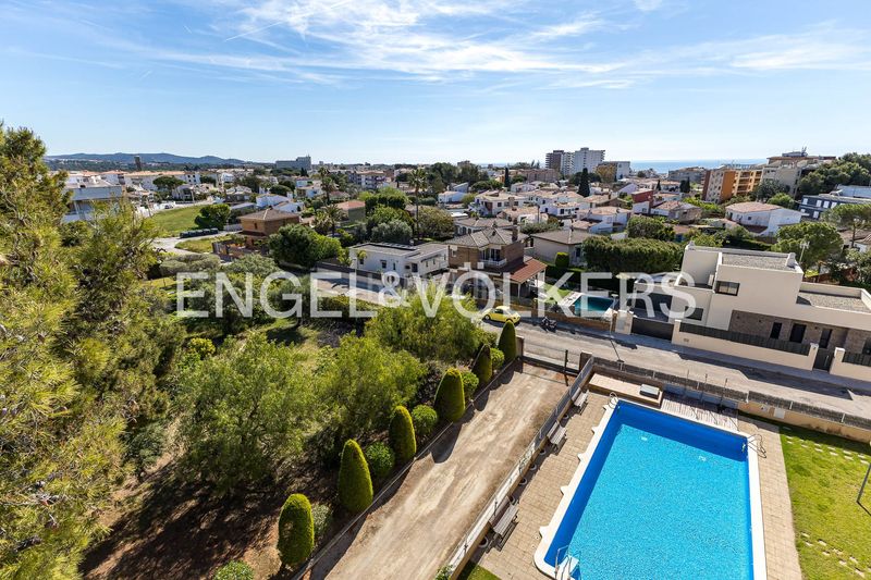 Foto d9e652f2-c50f-4999-b050-6e87b956b25e. Àtic amb calefacció aparcament piscina a Coma-ruga platja Coma-ruga