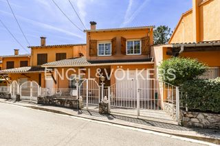 Casa en Gualba. Exclusiva casa adosada con jardín privado y entorno natural.