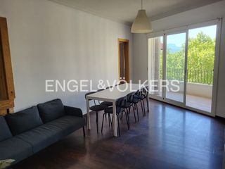 Pis a Poble Nou. Bonito piso en el centro que da a tres calles. muy luminoso.