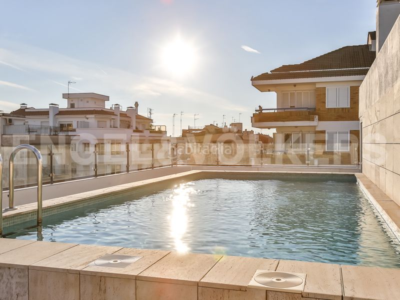 Foto 69471334-416f-4ae4-878f-1c245c96c02e. Lloguer àtic amb calefacció piscina a Centre Sitges