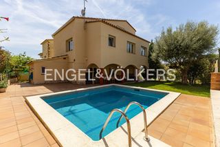 Casa a Urbanitzacions. Fantástica casa con vistas al mar y a la montaña