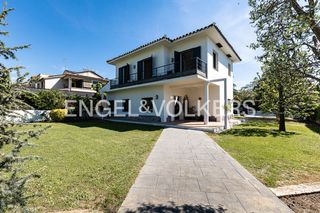 Rent House in Cardedeu. Elegante casa unifamiliar con encanto en el corazón de cardedeu