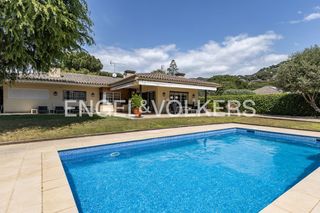 House in Cabrils. Casa principal en una planta con apartamento independiente en ca