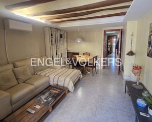 Piso en Hostafrancs. Vivienda de 3 habitaciones con gran terraza privada en creu cobe