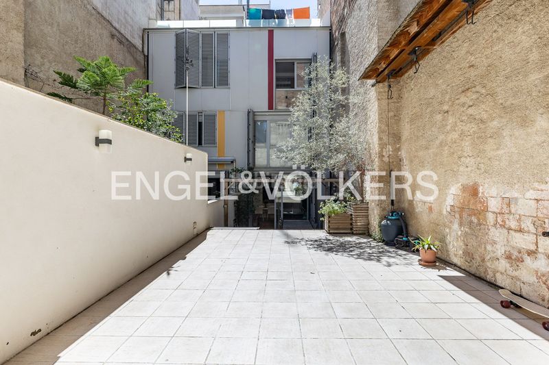 Foto 38cc7725-a66b-4a95-bb4f-5bdda37a10b0. Casa adossada amb calefacció piscina a Sants Barcelona