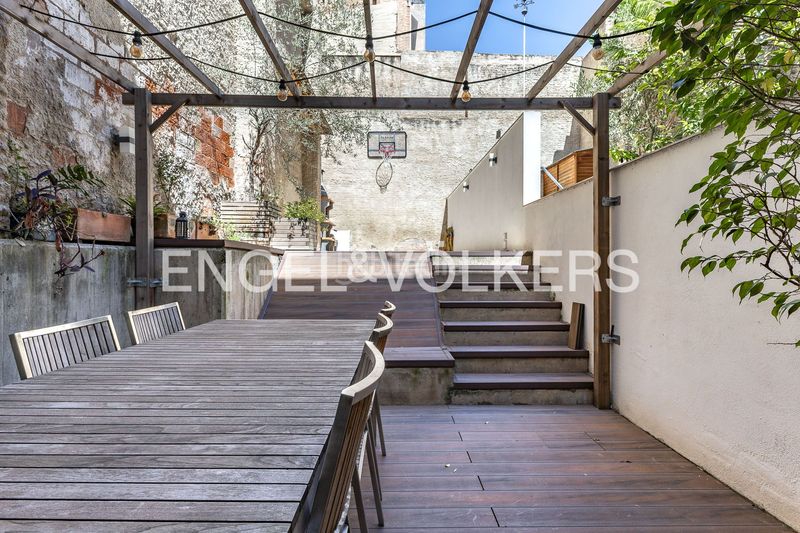 Foto 51364578-9fb6-4ca3-b893-64f8435863e9. Casa adossada amb calefacció piscina a Sants Barcelona