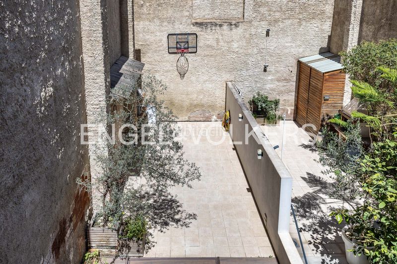 Foto 573370d0-ec77-4711-b7fb-b15ea2982a3a. Casa adossada amb calefacció piscina a Sants Barcelona