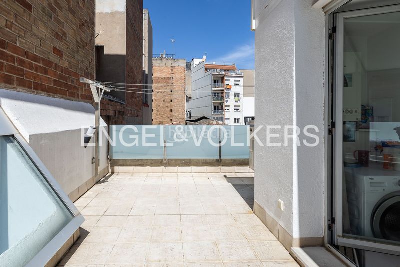 Foto 690d577b-2f2f-466e-a5f0-146b52e8a7dc. Casa adossada amb calefacció piscina a Sants Barcelona