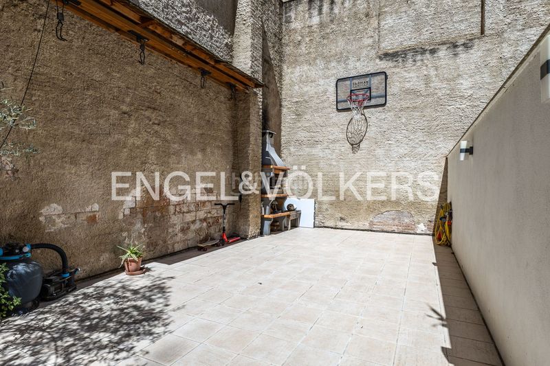 Foto 98abf5e0-59a6-4622-bb28-37d4c9f6189d. Casa adossada amb calefacció piscina a Sants Barcelona