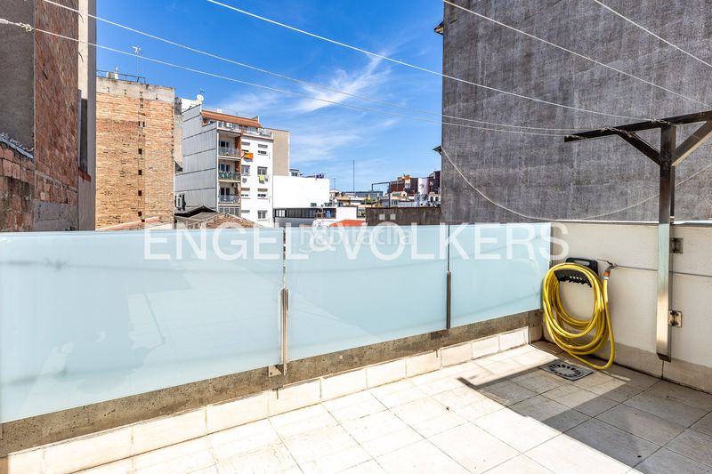 Foto 9bd72b1c-115d-4a41-9fe5-87a6e4a80601. Casa adossada amb calefacció piscina a Sants Barcelona