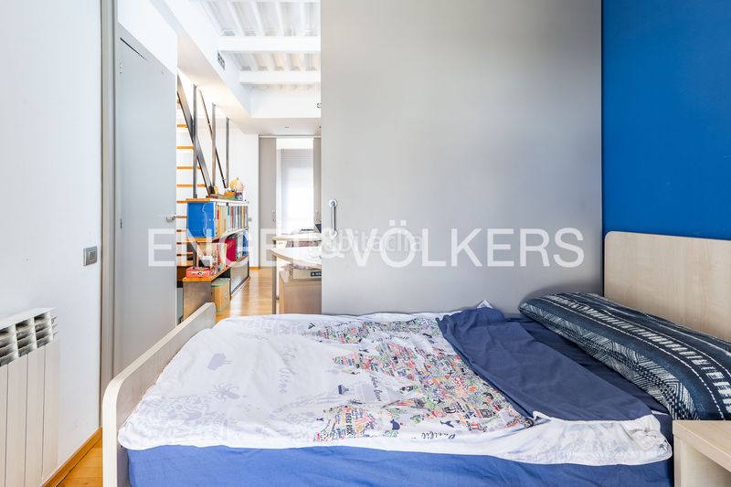 Foto a3068a90-df19-49f0-afe7-f6fe4039a664. Casa adossada amb calefacció piscina a Sants Barcelona