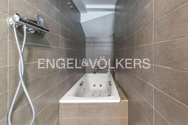 Foto c7442454-c19b-4a5d-9d85-8d3545025c8a. Casa adossada amb calefacció piscina a Sants Barcelona