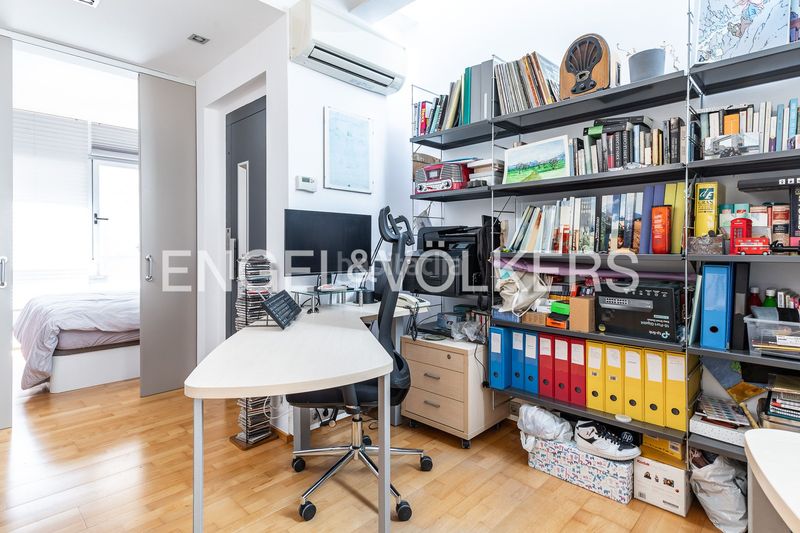 Foto ca09b6d1-03ec-49c6-8865-61788f5872ff. Casa adossada amb calefacció piscina a Sants Barcelona