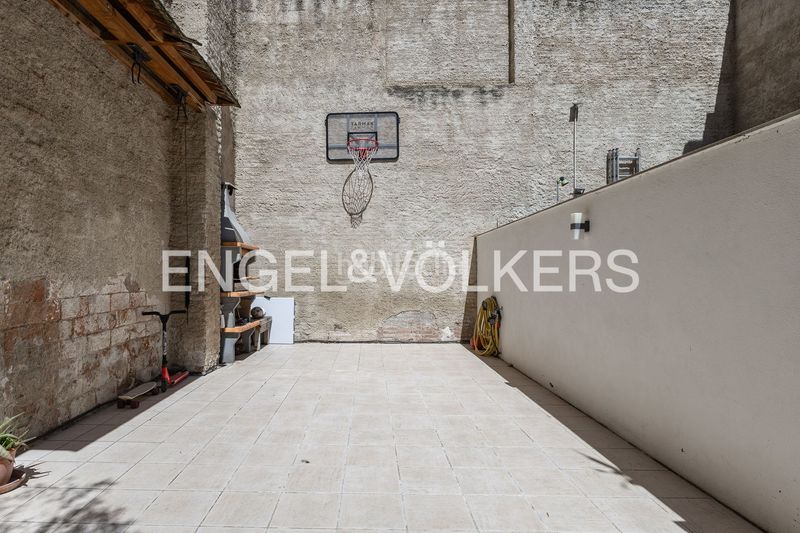Foto d8528343-1a17-4bf0-a9c4-fb9cec480652. Casa adossada amb calefacció piscina a Sants Barcelona