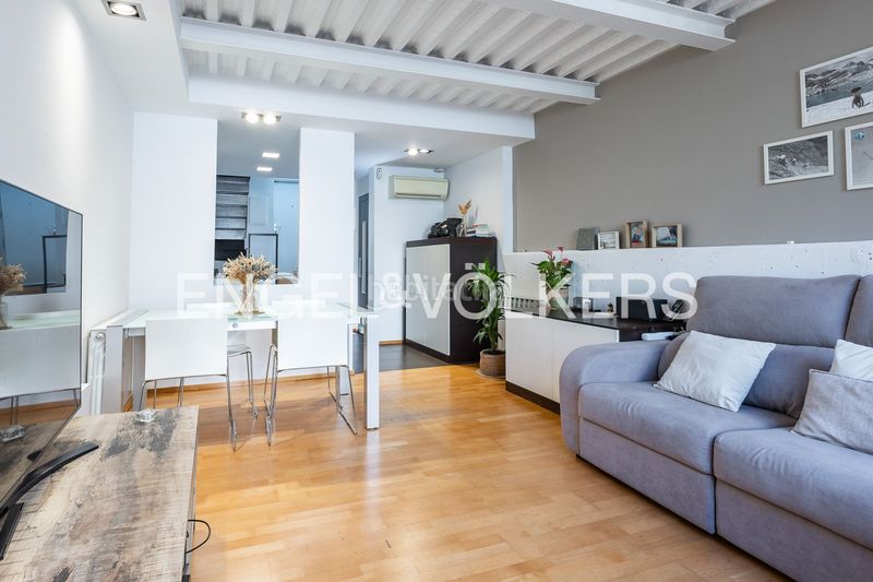 Foto e49f1e6f-1ed1-4f23-b9e9-0171e0c44bc0. Casa adossada amb calefacció piscina a Sants Barcelona