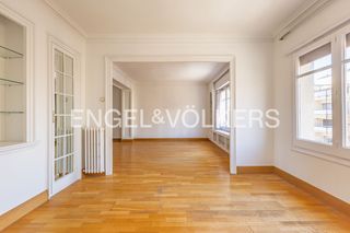 Pis a Sant Gervasi - Bonanova. Amplio piso en finca regia en mandri