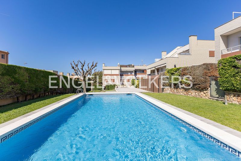 Foto 609ebdd1-8ba3-40a9-a523-f77851b586e4. Dúplex amb calefacció aparcament piscina a Els Munts Torredembarra