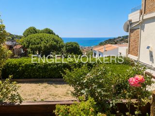 Etagenwohnung in Caldes d´Estrac. Apartamento con balcón, vistas al mar y orientación sur en calde