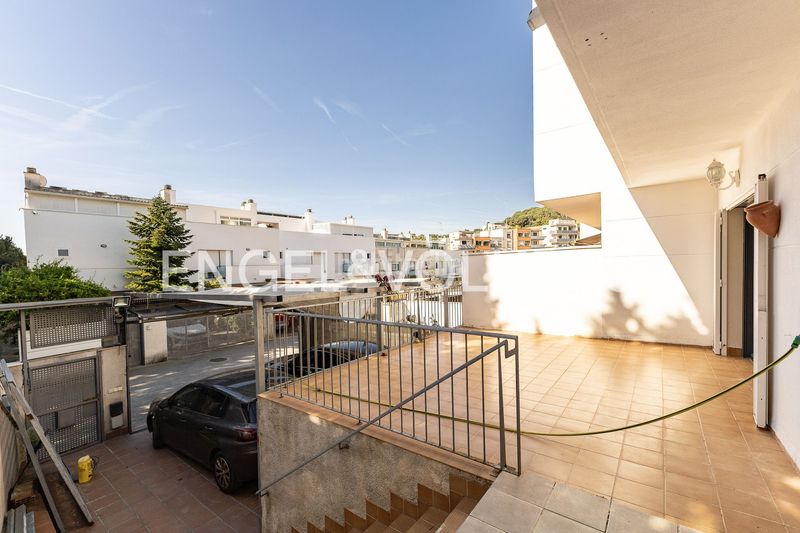 Foto 57ed5f5b-aa2f-4023-b5d5-310ebaae9233. Casa adossada amb calefacció aparcament piscina a Canet de Mar