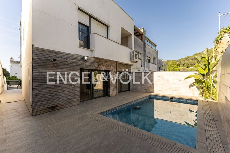 Foto df9ba639-3ab2-4baf-92fb-ca9b038f418e. Casa adossada amb calefacció aparcament piscina a Canet de Mar