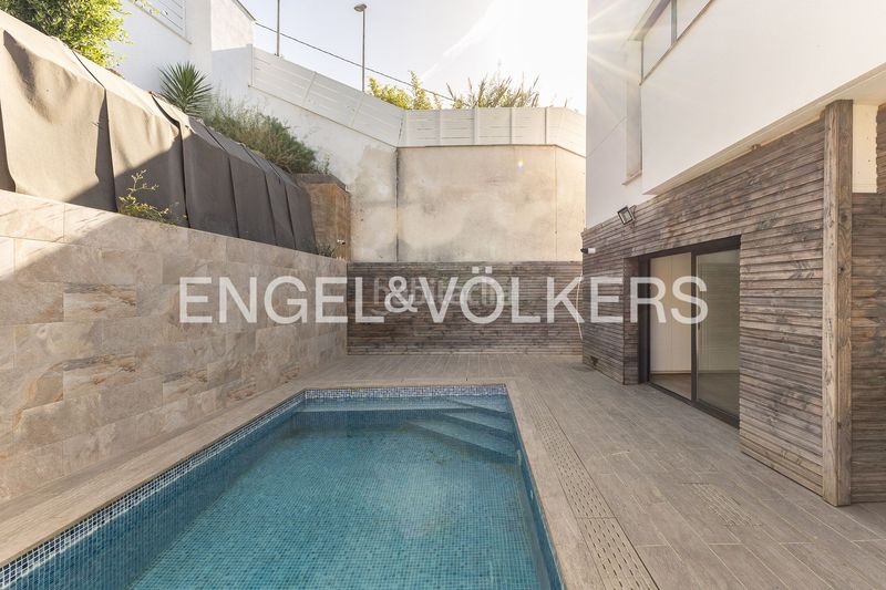 Foto eb68a225-3dfc-4966-8315-53a1e9bf7fff. Casa adossada amb calefacció aparcament piscina a Canet de Mar