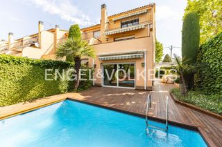 Affitto Casa in Tiana. Exclusiva vivienda de diseño con jardín, piscina y vistas al mar