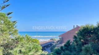 Rent House in Gava Mar. Excepcional residencia frente al mar en gavà con piscina y vista
