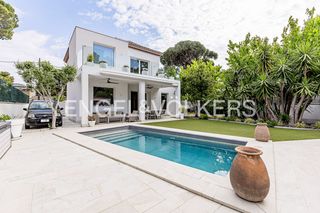 Casa in La Pineda. Exclusiva residencia junto al mar en la pineda