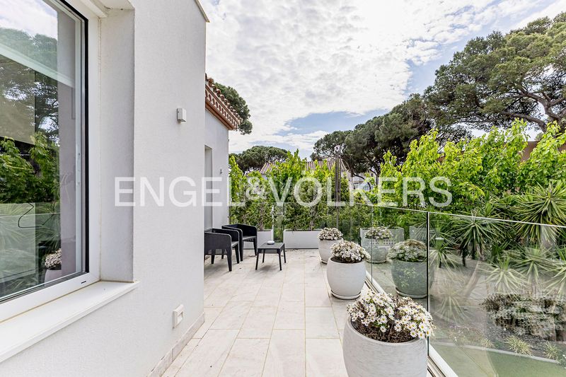 Foto 9a0b52c9-a512-4123-97b2-89874e6b2891. Casa amb calefacció aparcament piscina a La Pineda Castelldefels