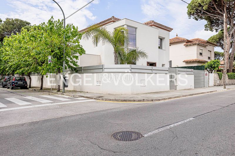 Foto a01c8cbf-9a80-4c79-94d1-3f9824de2ced. Casa amb calefacció aparcament piscina a La Pineda Castelldefels