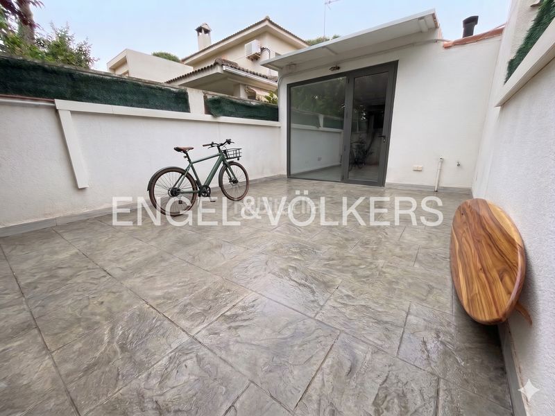 Foto abe308cc-2d34-4eec-ac53-f9c704e527df. Casa amb calefacció aparcament piscina a La Pineda Castelldefels